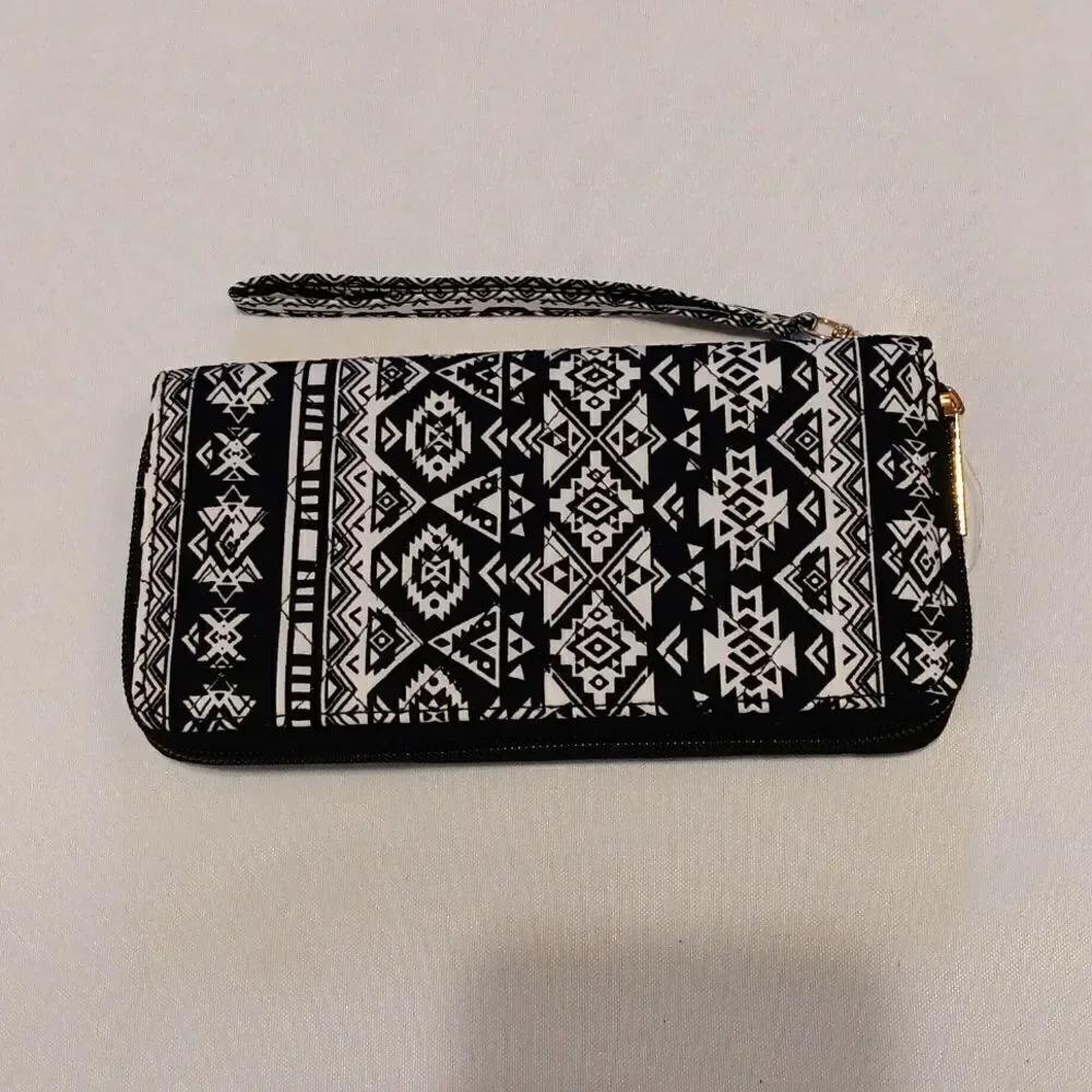 Quilted Wristlet‎ Black and White New